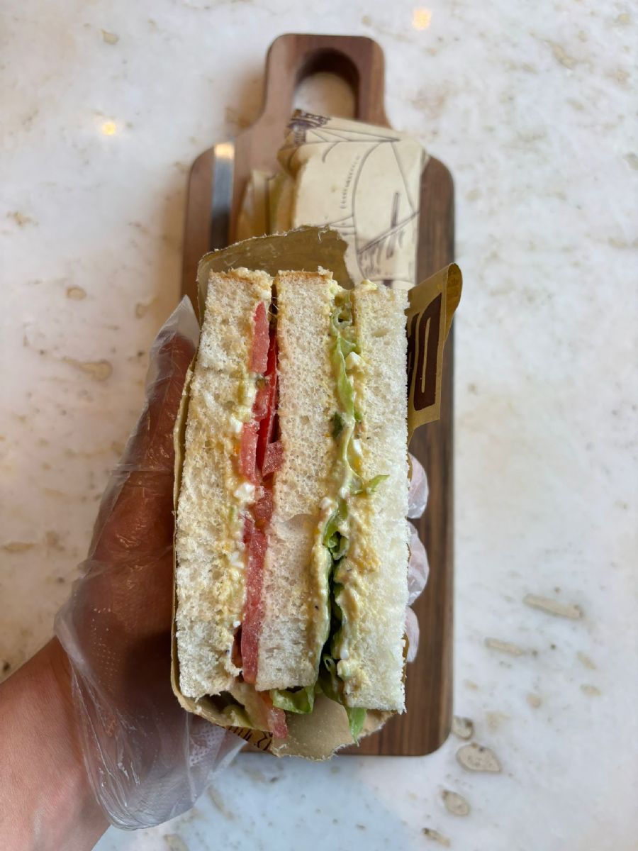 AVOKADOLU SANDWICH