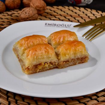 CEVİZLİ BAKLAVA