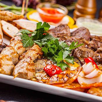 Karışık Izgara ( 2 adet Köfte 80 gr  , 100 gr antrikot, 100 gr  tavuk bonfile ve patates kızartması ile birlikte )