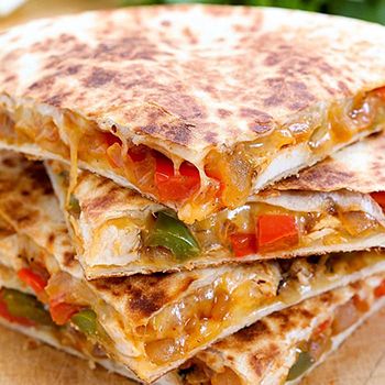 Tavuklu Quesedialla  ( patates kızartması ile birlikte )