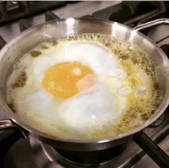 Sahanda tereyağlı yumurta 